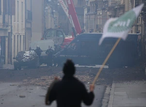 Sforsowano bramę jednego z urzędów i podłożono ogień. Francuscy rolnicy nadal protestują przeciwko nowej WPR