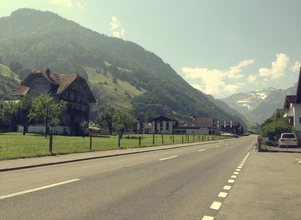 Szwajcaria chce pokryć autostrady panelami słonecznymi