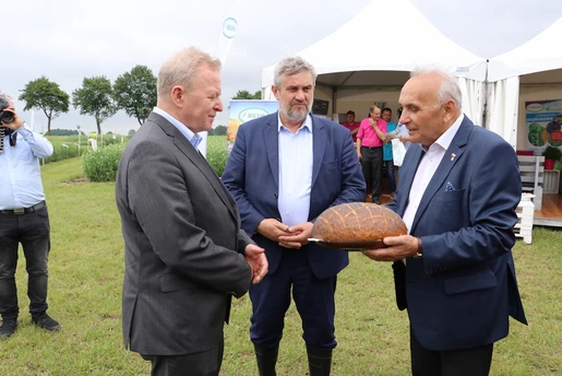 Leszek Chmielnicki, szef Polskiej Izby Nasiennej przywitał komisarza Wojciechowskiego chlebem upieczonym z mąki z najlepszych, starych odmian pszenicy, które są szansą dla rolnictwa ekologicznego.