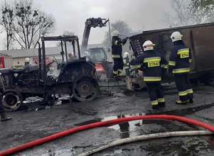 Wielkopolska: Pożar na terenie RGD w Dłoni, wśród strat ciągnik rolniczy i paszowóz