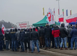 "Chcemy w porę zapobiec katastrofie". Sadownicy protestują pod centrum dystrybucyjnym Biedronki