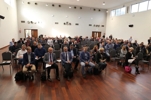 Licznie zgormadzeni goście na spotkaniu w Osiecznej, zorganizowanym w celu omówienia dalszej przyszłości hodowli trzody chlewnej.