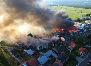 Płonie kilkadziesiąt domów. Ogromny pożar we wsi Nowa Biała