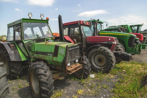 Niemal 60% zarejestrowanych w 2019 roku ciągników ma ponad 20 lat. Tu największe wzięcie ma JD, MF i Ursus. Rolnicy z dystansem podchodzą do zakupu młodszych traktorów, z uwagi na wyższą cenę i w obawie przed usterkami elektroniki.