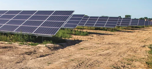 Na wydzierżawionej działce o powierzchni 2 ha prywatny inwestor w 2018 roku za ok. 4 mln zł zbudował elektrownię słoneczną o mocy 1 MW. Składa się na to ponad 5 tysięcy paneli fotowoltaicznych, o łącznej powierzchni ok. 0,7 ha.