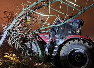 Czechy: Bliskie spotkanie traktora ze słupem wysokiego napięcia