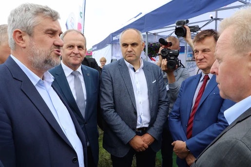 Szefowie Polskiego Cukru oraz minister Ardanowski przedstawiali pomysł stworzenia na bazie Polskiego Cukru dużego holdingu spożywczego.