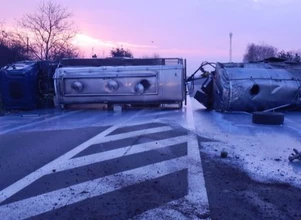 Wypadek autocysterny w Kłodawie – mleko rozlało się na jezdni!