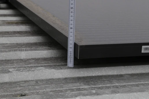 Firma Longi Solar zaleca odległość minimum 10 cm, natomiast w opisywanym przykładzie są to zaledwie 3 cm.