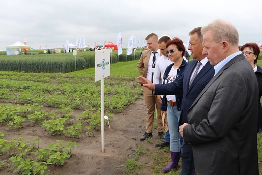 Przy kolekcji odmian soi komisarz Wojciechowski miał okazję wysłuchać opinii praktyków nt. korzyści oraz ograniczeń związanych z rozwojem uprawy soi w Polsce.