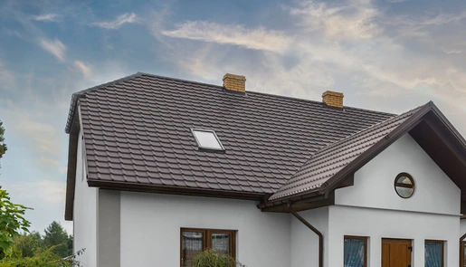 Firma Blachy Pruszyński proponuje najnowszą blachodachówkę Fiord, którą charakteryzuje ciekawe przetłoczenie tworzące rysunek na dachu w stylu skandynawskim.