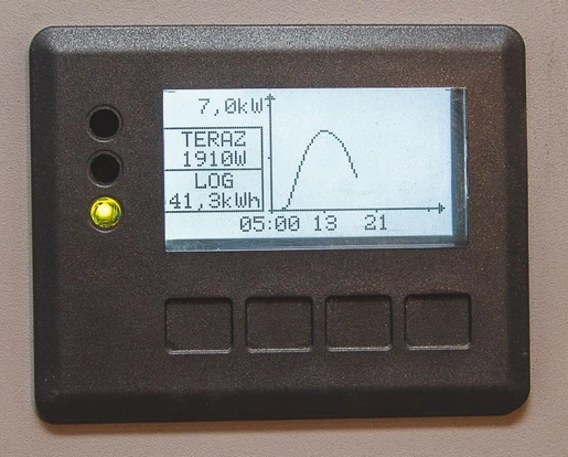 Sterownik instalacji fotowoltaicznej ma niewielki wyświetlacz, gdzie w każdej chwili można odczytać informację o bieżącej i okresowej produkcji prądu.