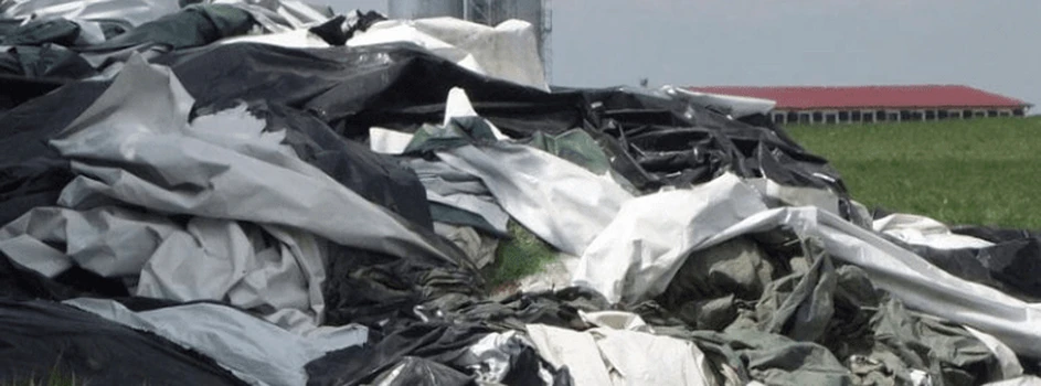 Folie, siatki, sznurki i big bagi – co robić z odpadami rolniczymi?