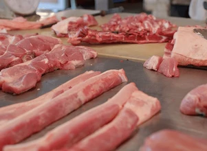 UOKiK – dwie sieci i kilka zakładów zmieniło praktyki dot. zakupu mięsa/świń ze stref ASF