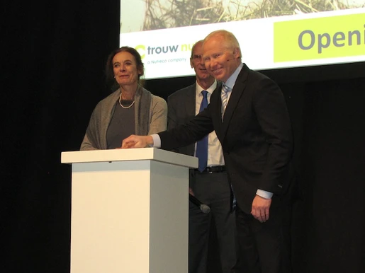 Moment otwarcia centrum. Na zdjęciu (od lewej): prof. Louise Fresco z Uniwersytetu w Wageningen, prof. Leo den Hartog oraz Knut Nesse z CEO Nutreco.