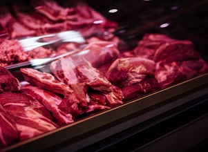 Do 60% wyższe ceny mięsa po wprowadzeniu podatku: które mięso mogłoby najbardziej podrożeć?