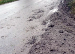 Kierowca Ursusa zabrudził asfalt ziemią. Zapłacił mandat i stracił dowód rejestracyjny