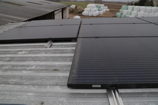 Zalecenia Longi Solar mówią o minimalnych 10° nachylenia, a tu panele położono na dachu o mniejszym nachyleniu 5°. Odpowiednie nachylenie dachu poprawia nie tylko ekspozycję na Słońce, ale odpowiada za samoczyszczenie paneli.