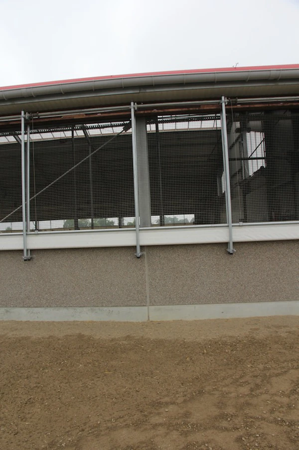 Podłuże ściany zewnętrzne mają wysokość 4 m, do wysokości 1,5 m wykonana je z prefabrykowanych elementów betonowych. 