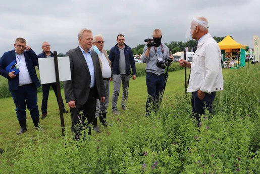 Bioróżnorodność to jedno z głównych zadań dla rolników w kolejnych latach. Prof. Roman Łyszczarz prezentował nowoczesne koncepcje dla trwałych i przemiennych użytków zielonych, w tym mieszaniny odmianowe lucerny.